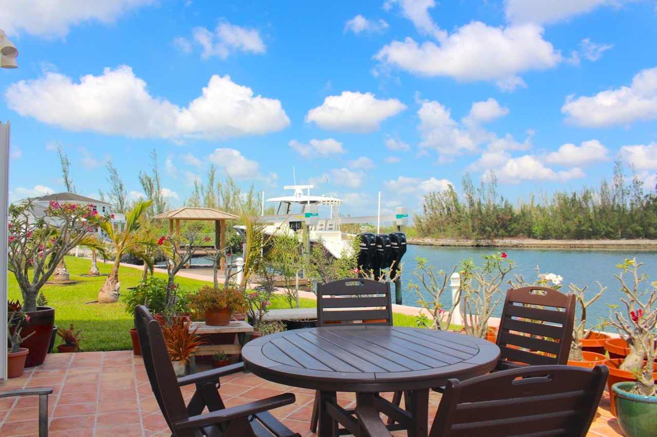 Tranquil waterfront townhouse