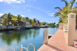 Turnkey 2 bedroom on the canal